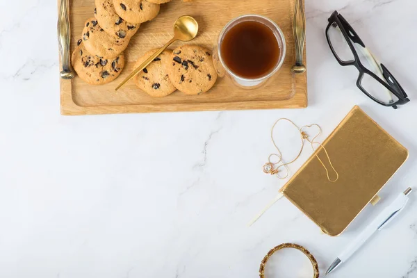 Kaffee Und Tagebuch Auf Weißem Tisch Arbeitsplatz Mit Kaffeetasse Sofortfotos — Stockfoto