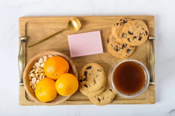 Holztablett Mit Leichtem Frühstück Auf Dem Bett Tablett Mit Keksen — Stockfoto