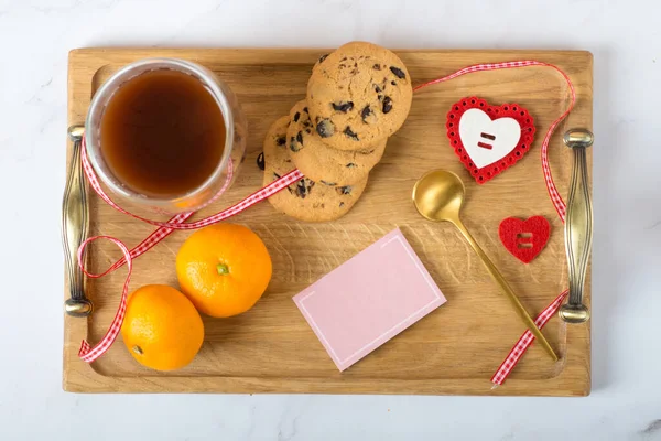 Frühstück Zum Valentinstag Auf Einem Tablett Glückliches Junges Paar Frühstückt — Stockfoto