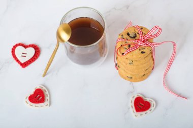 Bir fincan kahve. kahve ve kalp beyaz bir masada.