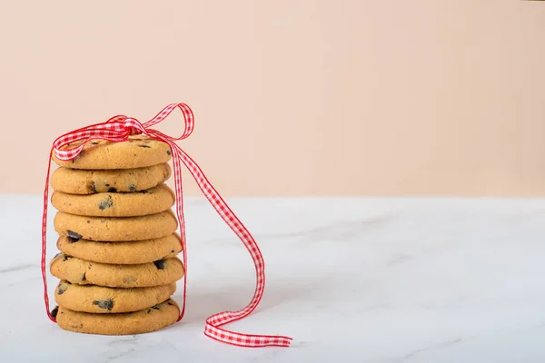 Schokoladenkekse Mit Schokoladenteilen Oder Zerbrochenen Pralinen Kekse Mit Schokotropfen — Stockfoto