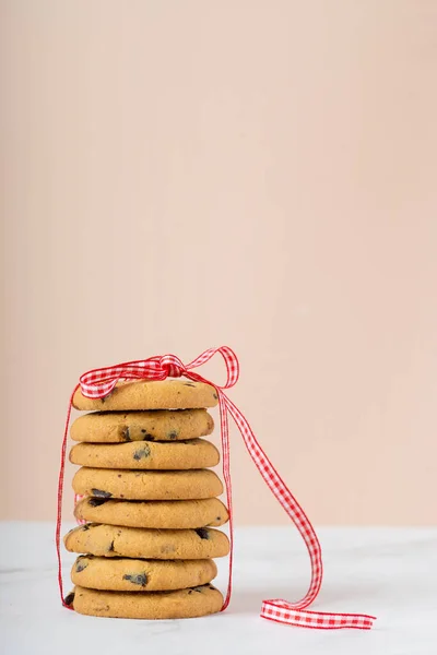 Schokoladenkekse Mit Schokoladenteilen Oder Zerbrochenen Pralinen Kekse Mit Schokotropfen — Stockfoto