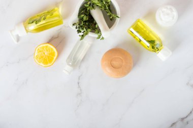 limon yağı. limon kozmetik ürünleri, sabun ve krema beyaz masada