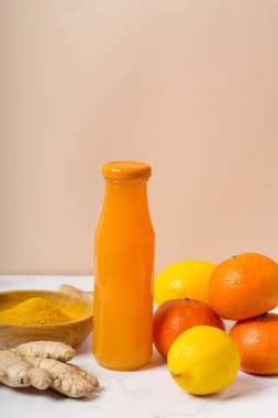 Turunçgil, zencefil, zerdeçal ve bal karışımından güç içeceği. Seçici odak