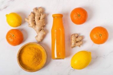 Turunçgil, zencefil, zerdeçal ve bal karışımından güç içeceği. Seçici odak