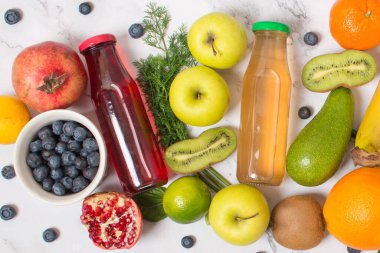 Taze nar, meyveli elma suyu ya da meyveli meyve suyu, otlar, üst manzara, seçici odaklanma. Detoks, diyet, temiz yemek, vejetaryen, vegan, fitness, sağlıklı yaşam tarzı konsepti