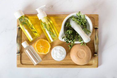 Tepside limon kozmetiği seti. Tayland geleneksel vücut bakımı seti ve bitki topları