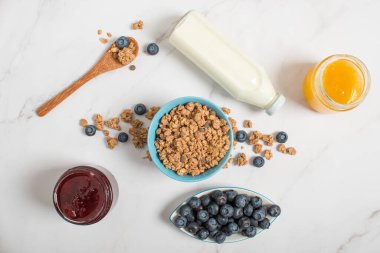 Mısır gevreğiyle besleyici çikolatalı müsli, yakın plan, arka plan. Yaban mersinli çikolatalı granola.