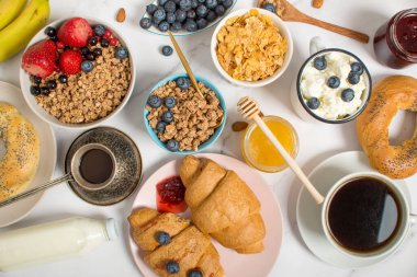 Gri arka planda sağlıklı kahvaltı. Lezzetli ve sağlıklı yemek kavramı. Üst görünüm, alanı kopyala.