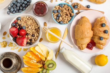 Gri arka planda sağlıklı bir kahvaltı. Lezzetli ve sağlıklı yemek kavramı. Üst görünüm, boşluğu kopyala. Taze sağlıklı kahvaltı