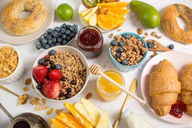 Granola, kruvasan, taze waffle, meyve ve böğürtlenli iyi kahvaltılar..