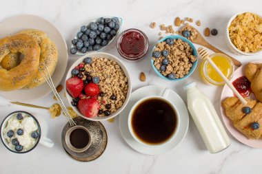 Gri arka planda sağlıklı bir kahvaltı. Lezzetli ve sağlıklı yemek kavramı. Üst görünüm, boşluğu kopyala. Taze sağlıklı kahvaltı