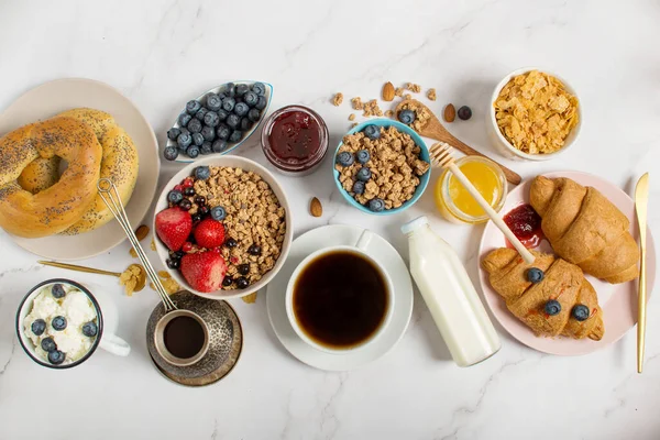 Zutaten Für Ein Gesundes Frühstück Nüsse Haferflocken Honig Beeren Früchte — Stockfoto