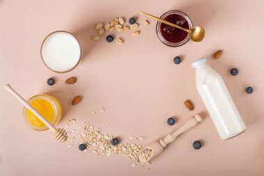 Kahvaltı malzemeleri, böğürtlenli yulaf ezmesi, yoğurt, mısır gevreği ve kahvaltı için çeşitli lezzetli malzemeler.