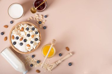 Sütlü kahvaltı. Sağlıklı süt ürünleri süzme peynir ve böğürtlenli yoğurt. Süt ürünleri, en üst görünüm