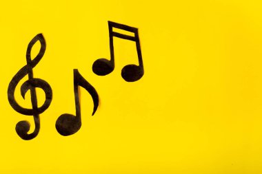 Sarı arka planda müzik notaları. müzik konsepti.