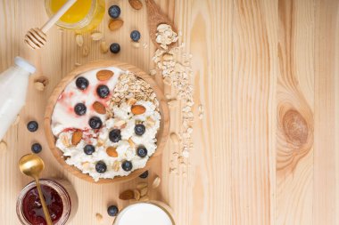 Böğürtlenli ve ekşi kremalı kaymaklı tatlı. sağlıklı süt kahvaltısı