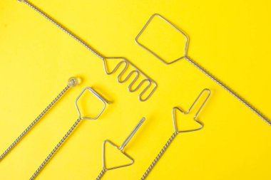 Konuşma terapisti için bir takım aletler. konuşma terapistleri