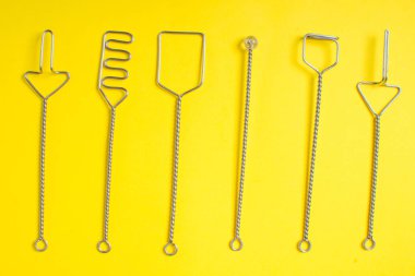 Konuşma terapisti için bir takım aletler. konuşma terapistleri