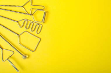 Okul çantasının içinde kırtasiye malzemeleri ve konuşma metni var. metin konuşma terapisti.