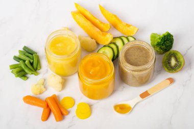 Üç kavanoz sebze püresi bebek maması gibi.