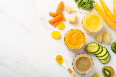 Üç kavanoz sebze püresi bebek maması gibi.