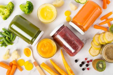 Üç kavanoz sebze püresi bebek maması gibi.