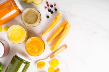 Bebek maması olarak üç kavanoz sebze püresi. Beyaz arka planda üç kavanoz bebek maması. Kavanozda bir sürü bebek püresi..