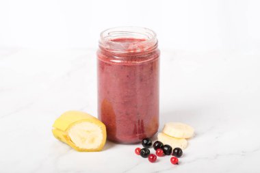 Cam kavanozlarda renkli bebek maması püresi. Kavanozda muz ve meyveli püre.