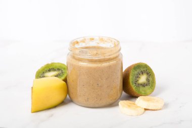 Mason kavanozunda kivi ve muz suyu. Kavanozda bebek maması, muz ve kivi püresi