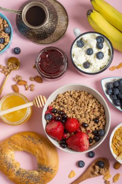 Sevgililer Günü, Anneler Günü ya da Paskalya için kahvaltı seti. Pembe arka plan. Genel Görünüm .