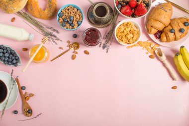 Taze kruvasanlarla nefis bir kahvaltı, yakın plan, yatay. Fransız kahvaltısı için ürünler.