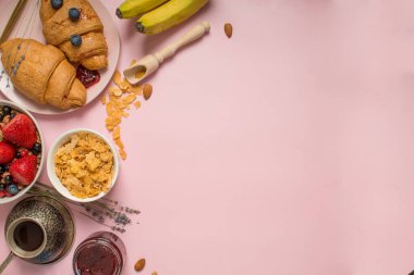 Gurme Fransız kahvaltısı. Farklı peynir, şarap ve diğer malzemeler.