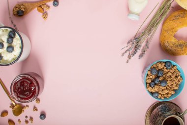 Sevgililer Günü, Anneler Günü ya da Paskalya için kahvaltı seti. Pembe arka planda kahvaltı. Genel Görünüm .