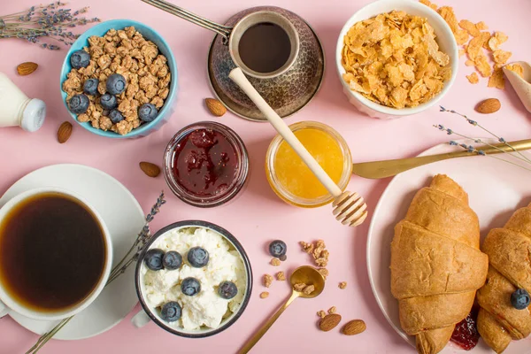 Organik gıda çerçevesi. Sağlıklı kahvaltı malzemeleri. Pembe arka planda kahvaltı