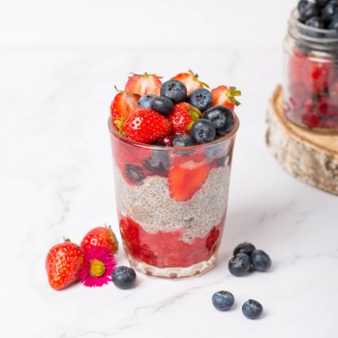 Chia tohumu pudingi. Çilekli puding.