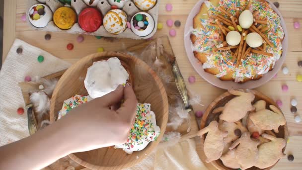 Förbereda påsk kakor för semestern. — Stockvideo