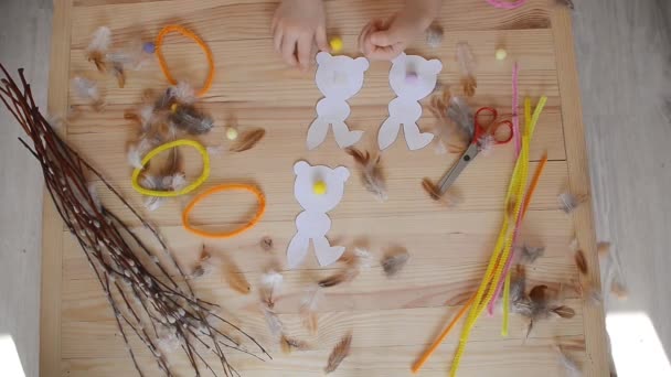 Voorbereiding op Pasen. hazen van papier snijden — Stockvideo