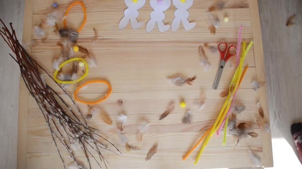 Vorbereitung auf Ostern. Hasen aus Papier schneiden — Stockvideo