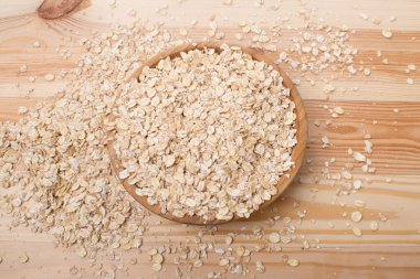 Kırsal yulaf ezmesi. Tahta masada lezzetli yulaf ezmesi