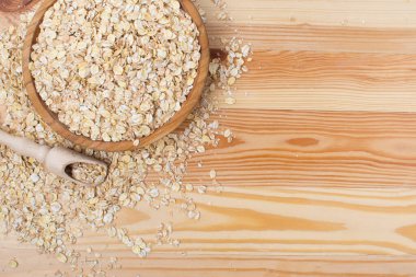 Kırsal yulaf ezmesi. Ahşap arka planda ev yapımı kırsal granola.