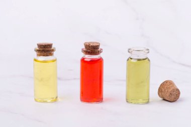 aroma yağları. Taşlar, yapraklar ve şampuan şişeleri.