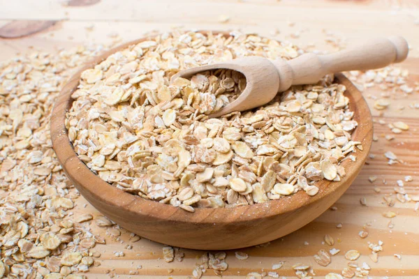 Kırsal yulaf ezmesi. Ahşap arka planda ev yapımı kırsal granola.