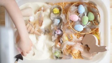 Paskalya. Yumurta arama oyunu. Duyusal kutu çalınıyor.