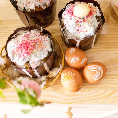 Paskalya dekoru. Beyaz bebek nefesli beyaz tahta üzerinde yumurta kabuğunda çiçek demeti. Paskalya dekoru