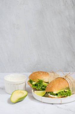 Avokado yeşili sandviç, vejetaryen sandviçi, doğal stil.