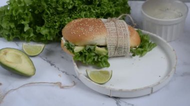 Avokadolu sandviç. Avokadolu tost..