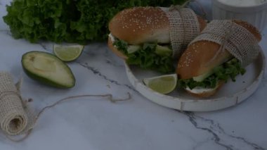 Philadelphia krem peyniri. Avokadolu sandviç..