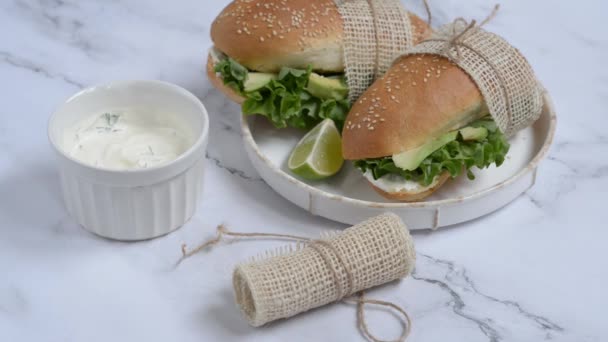 Smörgås med avokado. Vegan mat avokado rostat bröd bit för bit. Ovanifrån. — Stockvideo