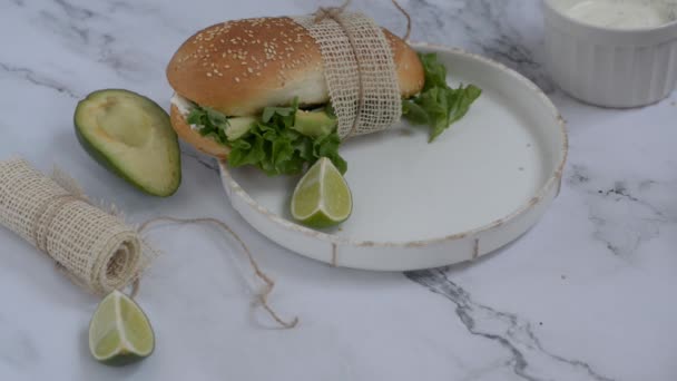 Сэндвич с авокадо. веганская еда тост с авокадо укусом. Вид сверху. — стоковое видео